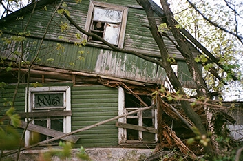 Collapsing wooden green house